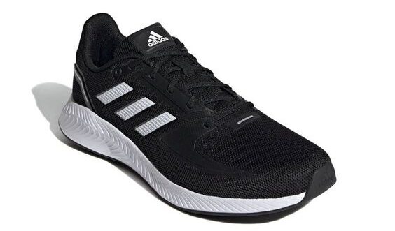 Modelo de tênis esportivo preto para os calçados essenciais