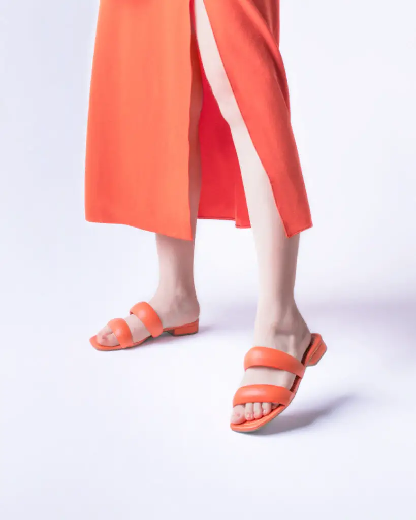 Inspiração de rasteira laranja Tendências calçados 2023