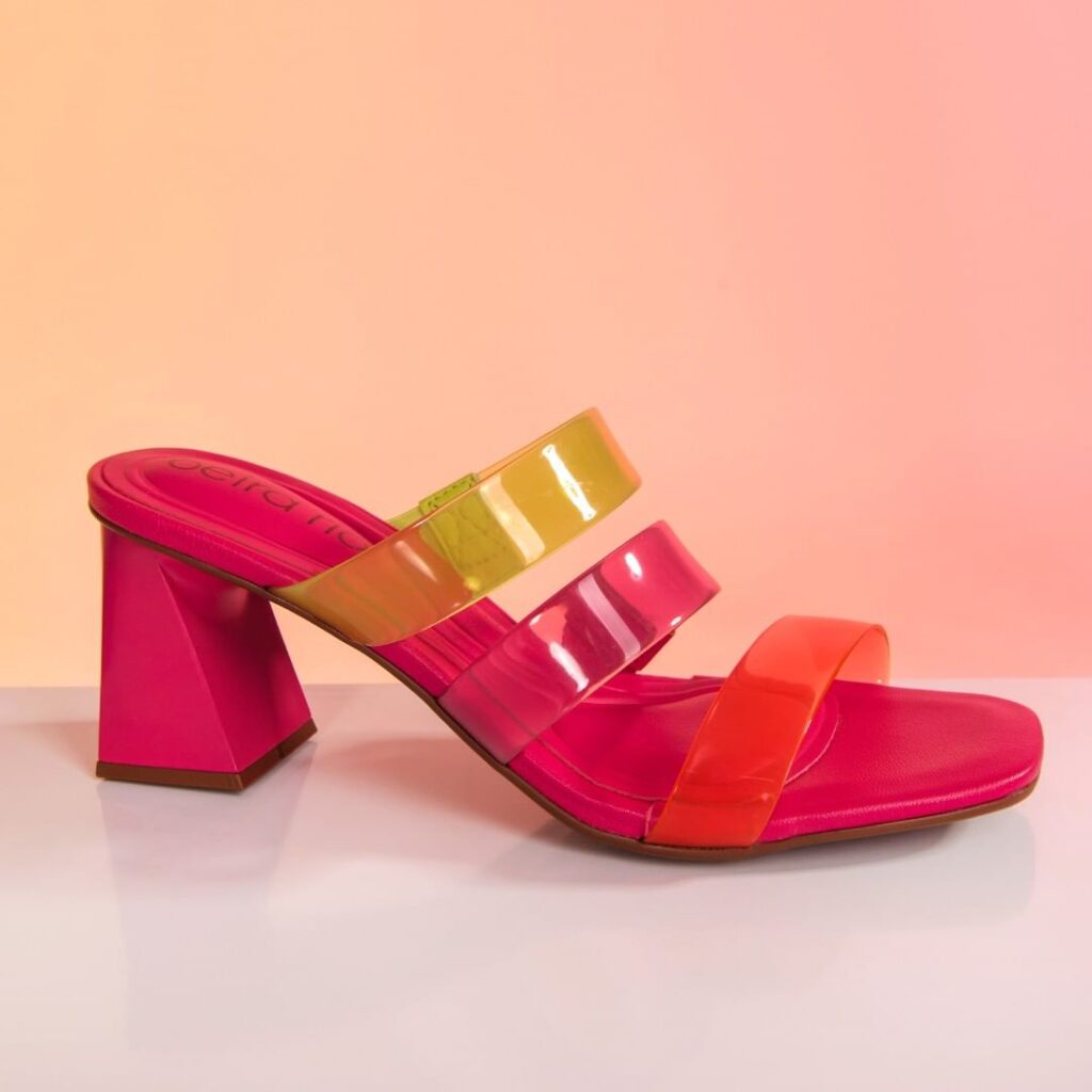 Sapatos transparentes coloridos nas Tendências calçados 2023