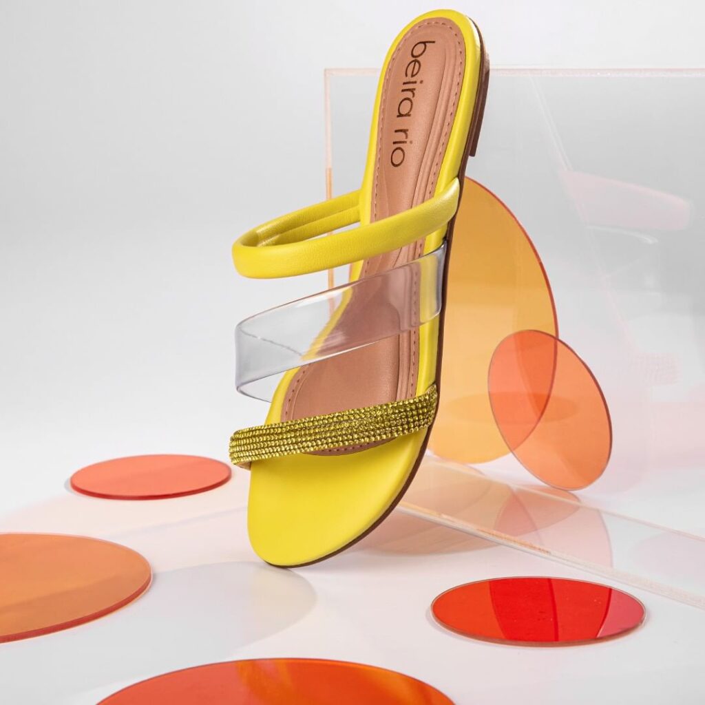Chinelo rasteirinha amarela com transparência Tendências calçados 2023