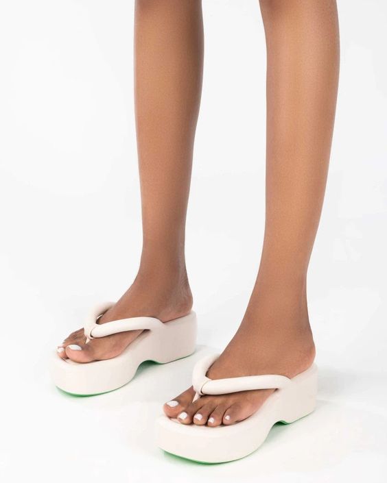 Flip Flop com salto plataforma para as Tendências calçados 2023