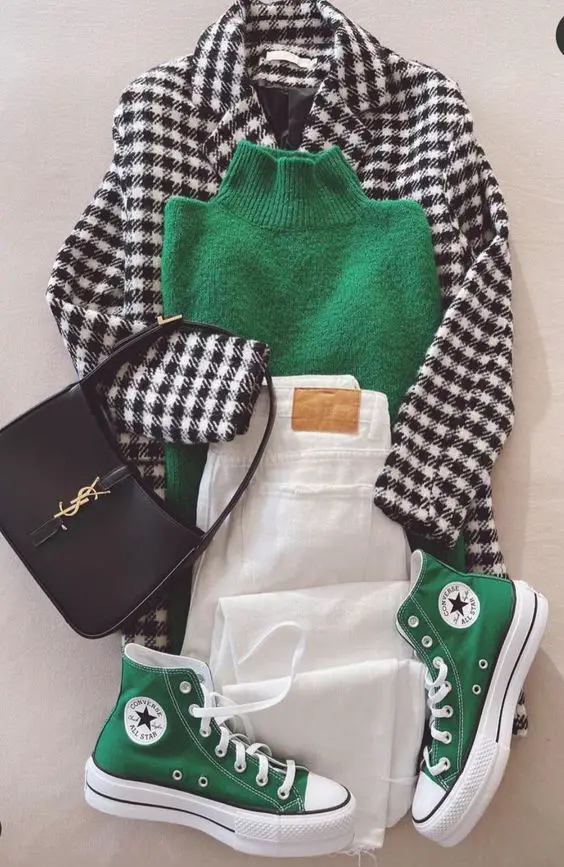Lookbook com all star verde combinando com tricô verde, casaco xadrez preto e branco e calça branca