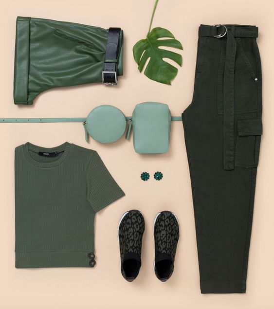 Imagem demonstrando roupas em tons de verde com folhas, para inspirar a moda sustentável.