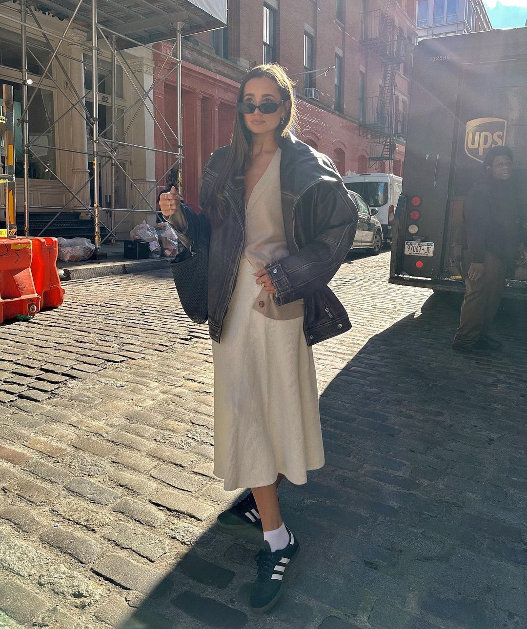 Danielle Bernstein com seu look de moda sustentável no instagram